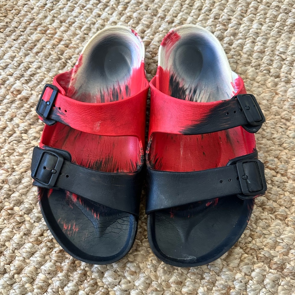BIRKENSTOCK Sandals Slides Mens Size 11 44 Red Black Paint Brush Pattern